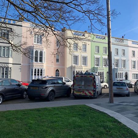 Grand 2 Bed Georgian Apartment At Florence House With King Bed, In The Heart Of Herne Bay & 300M From Beach Exterior photo