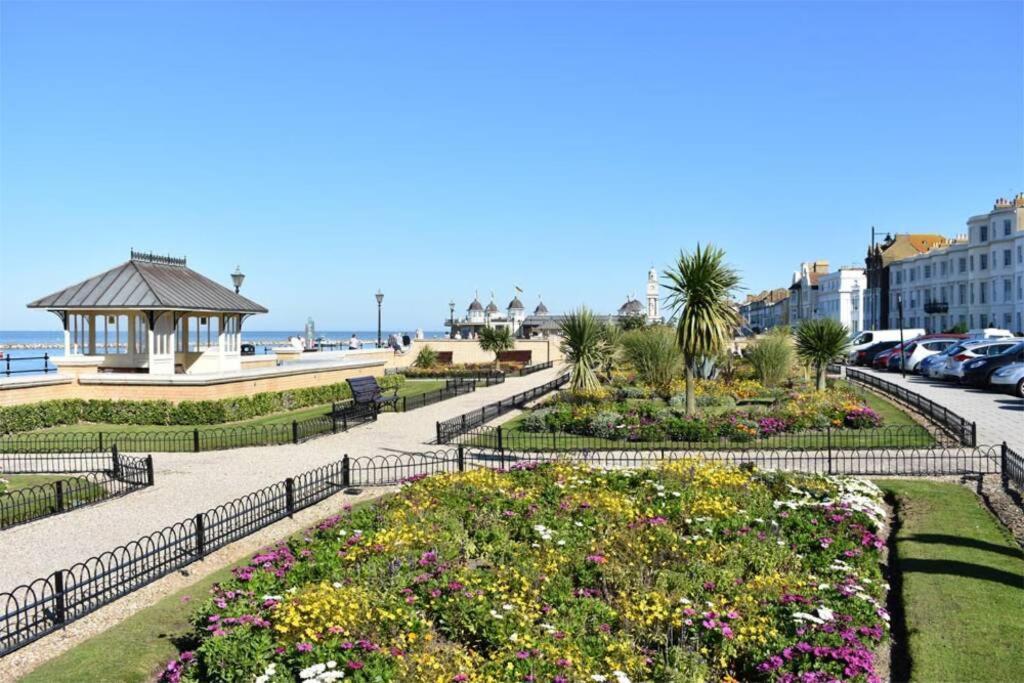 Grand 2 Bed Georgian Apartment At Florence House With King Bed, In The Heart Of Herne Bay & 300M From Beach Exterior photo