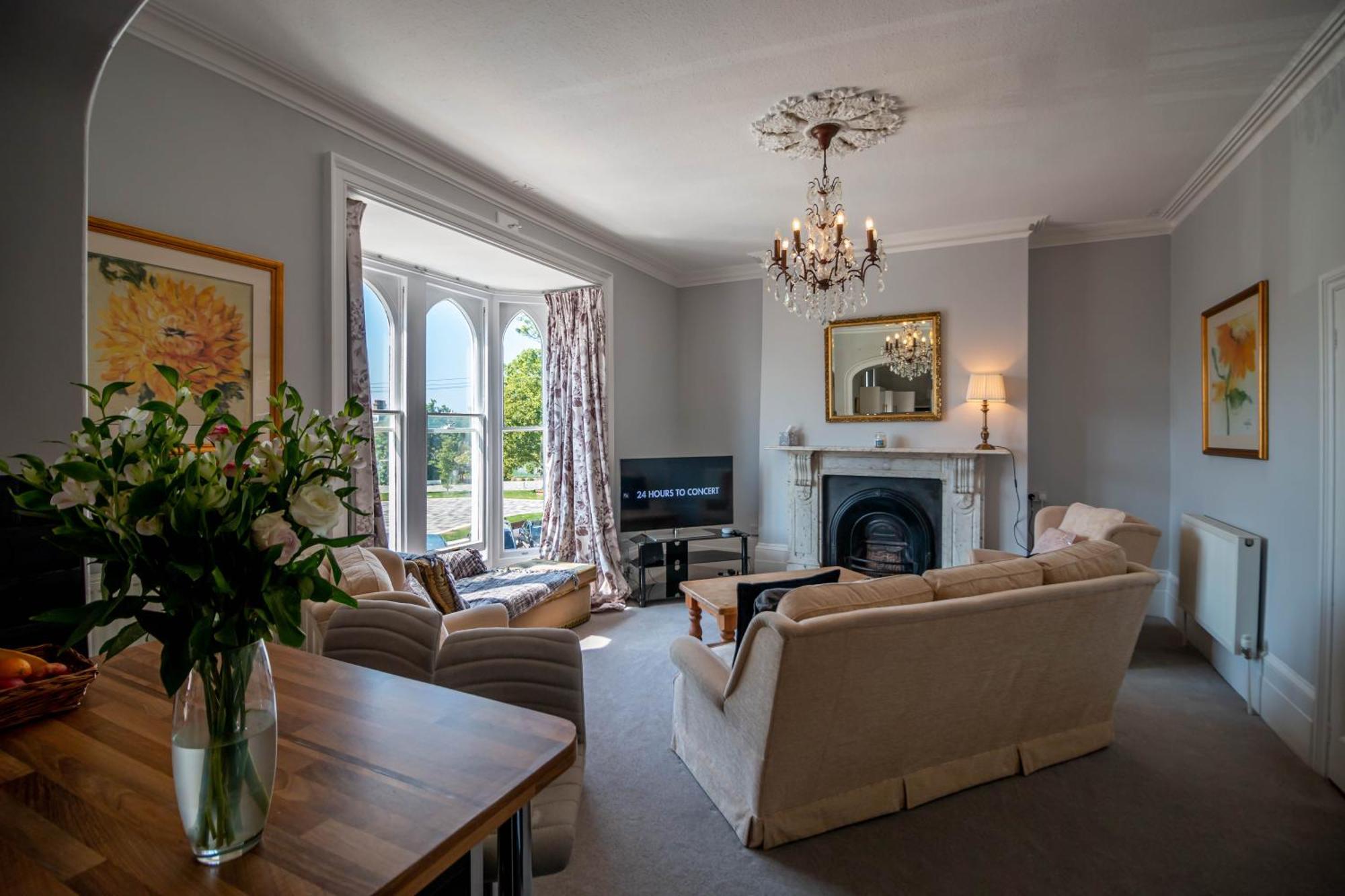 Grand 2 Bed Georgian Apartment At Florence House With King Bed, In The Heart Of Herne Bay & 300M From Beach Exterior photo